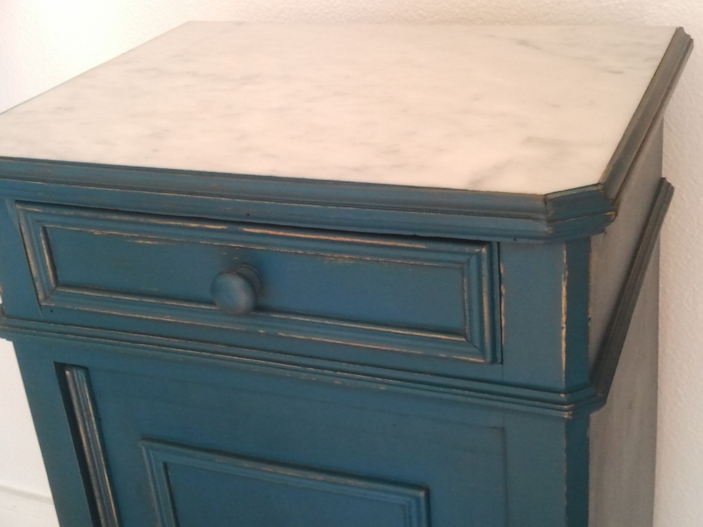 un bleu légèrement turquoise... vieilli! avec un marbre impécable!