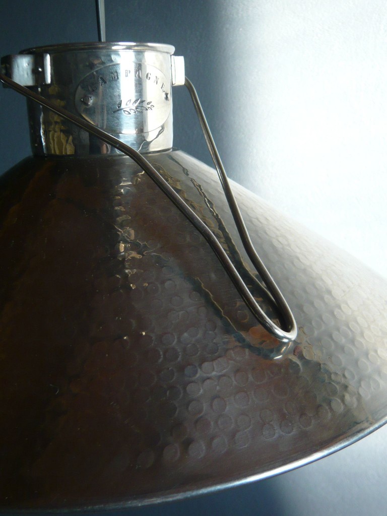 Suspension martelée inoxydable.