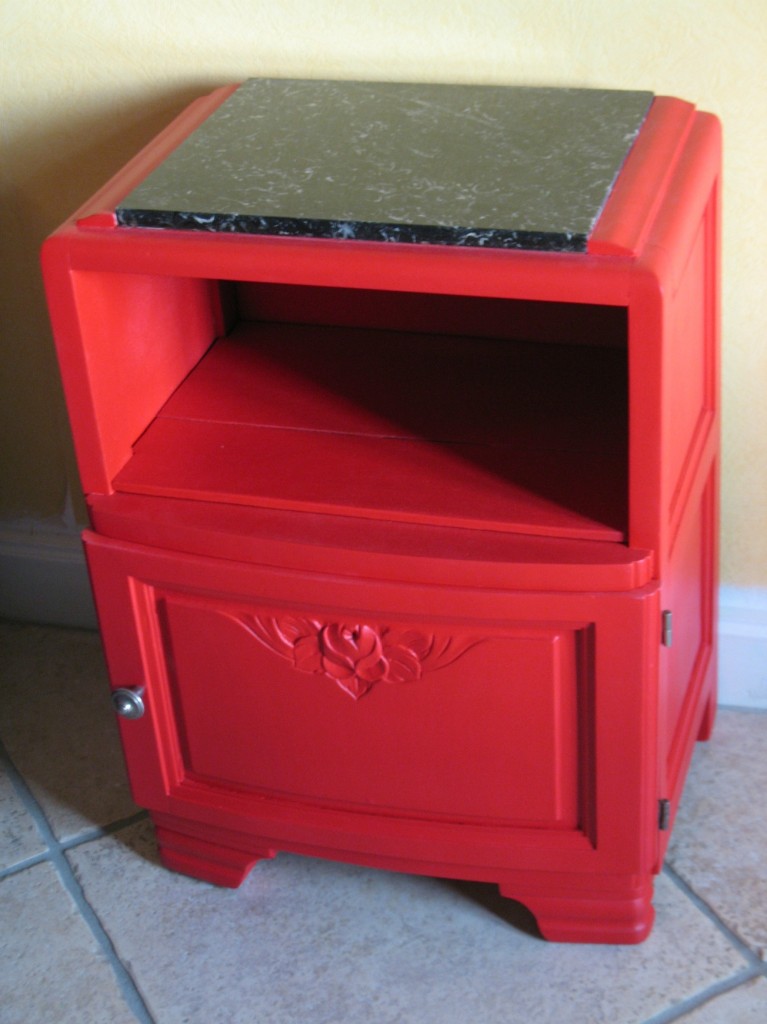 table de nuit assortie